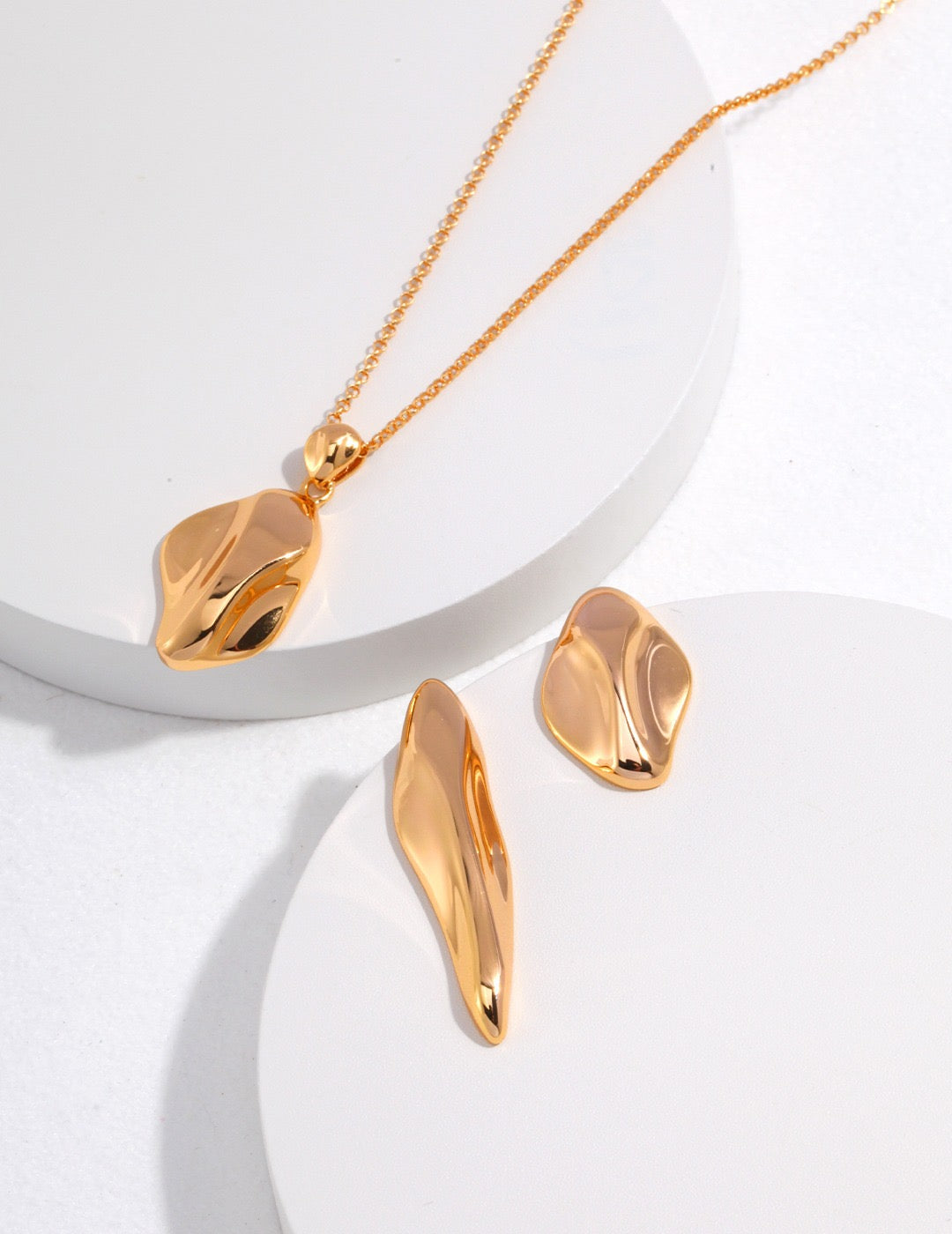 Sculptural necklace with Radiant Reflection